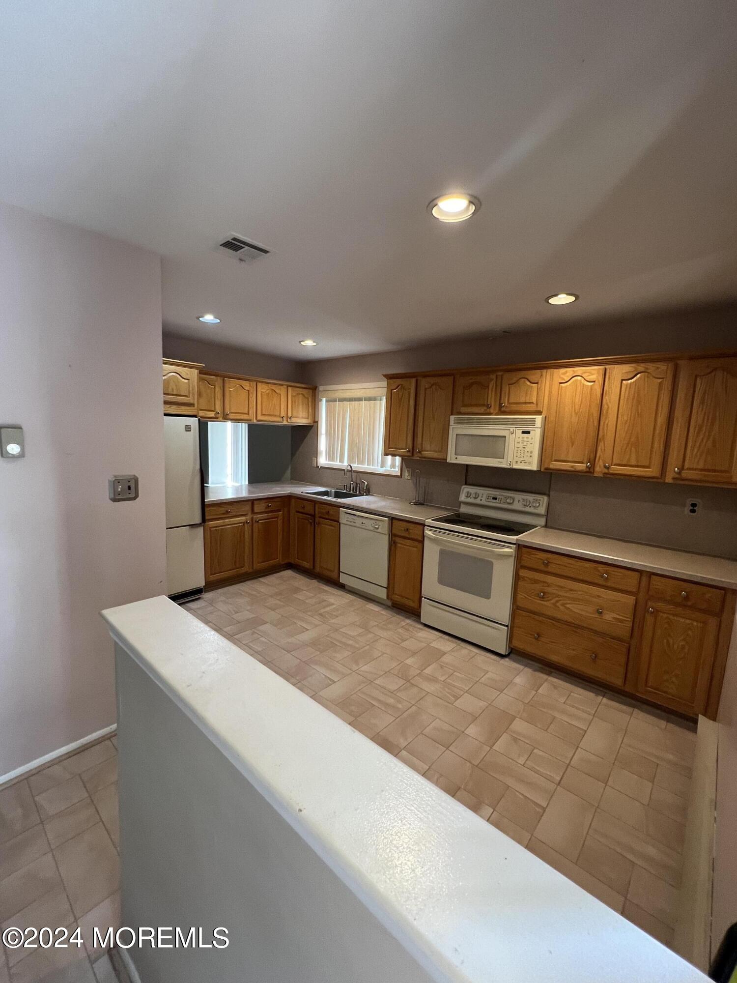 222 Medford Court, Unit E Englishtown, NJ 07726 - Photo 6 of 11 KITCHEN