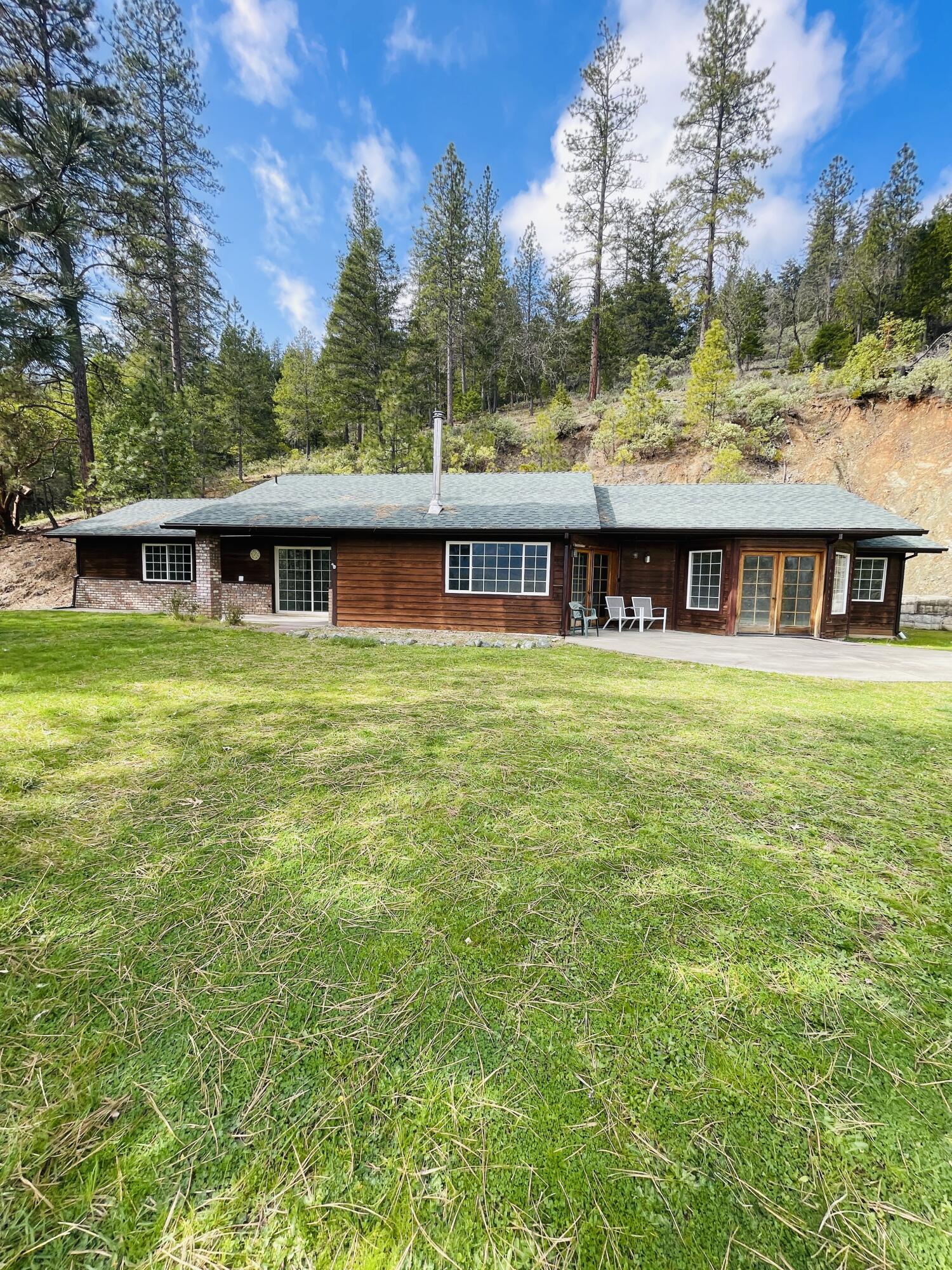 978 Fish Hatchery Road Grants Pass, OR 97527 - Photo 2 of 38 Front of home