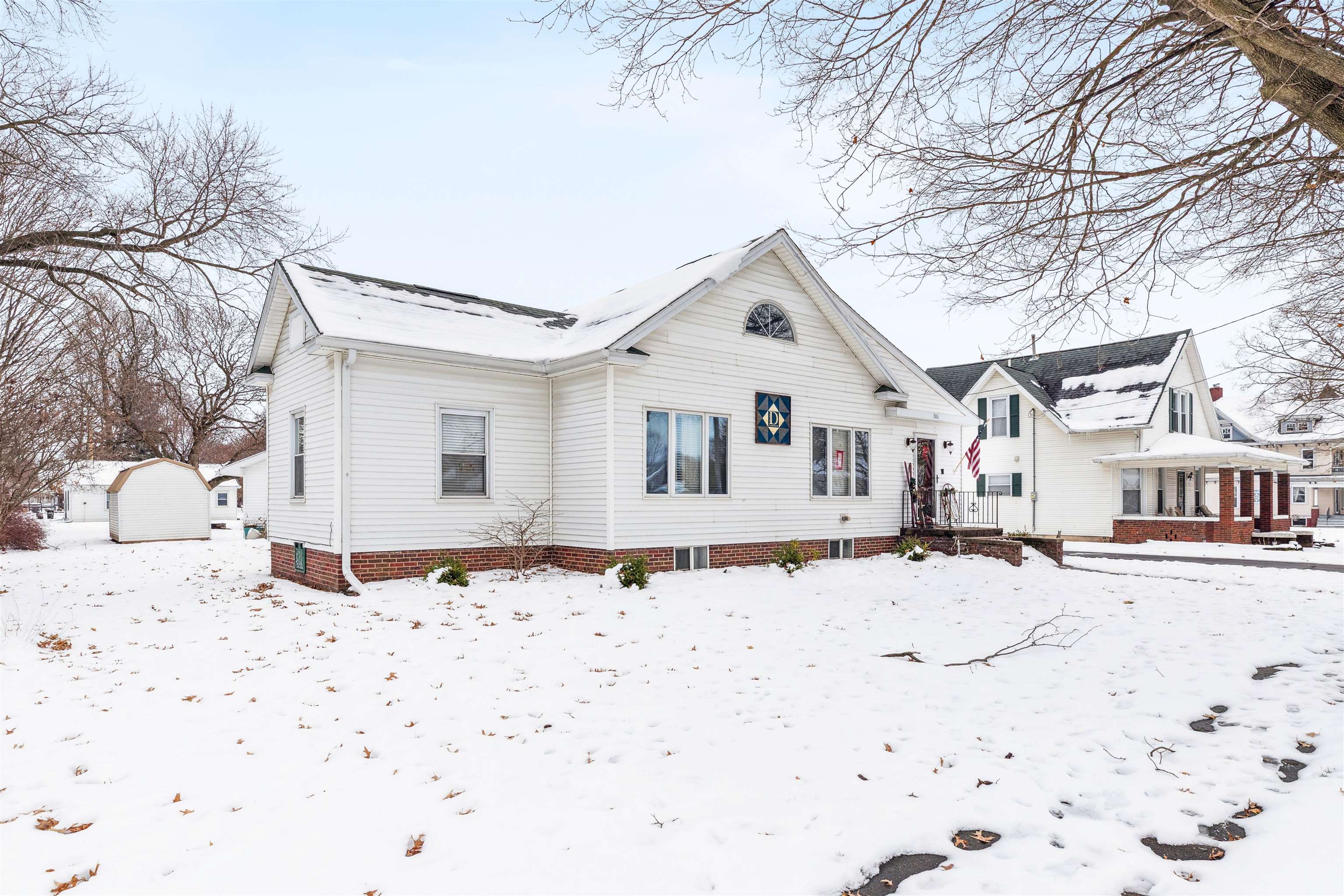 306 North Main Street Alexis, IL 61412 - Photo 2 of 44 a front view of a house with a yard