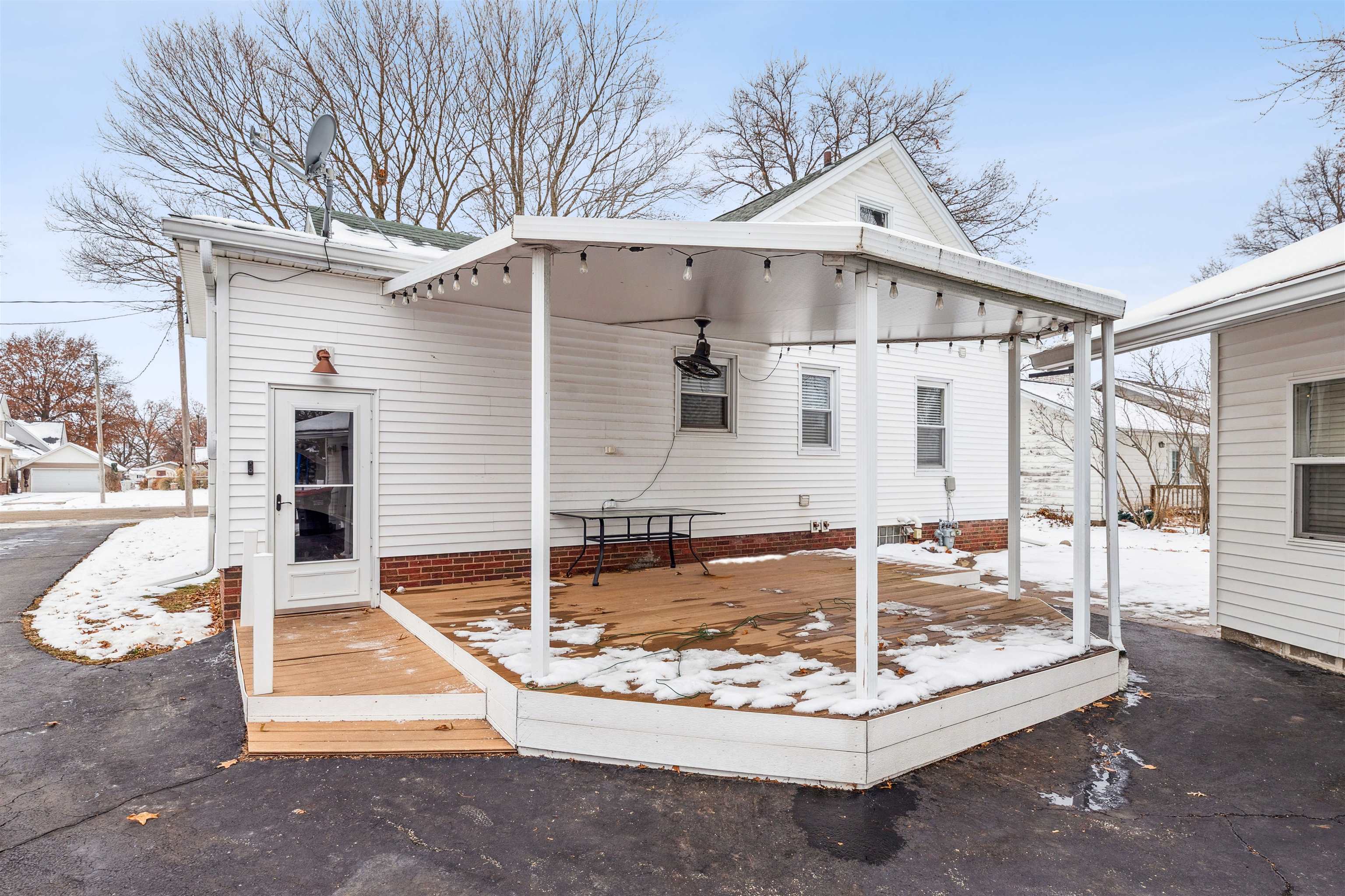 306 North Main Street Alexis, IL 61412 - Photo 3 of 44 a front view of a house with a yard