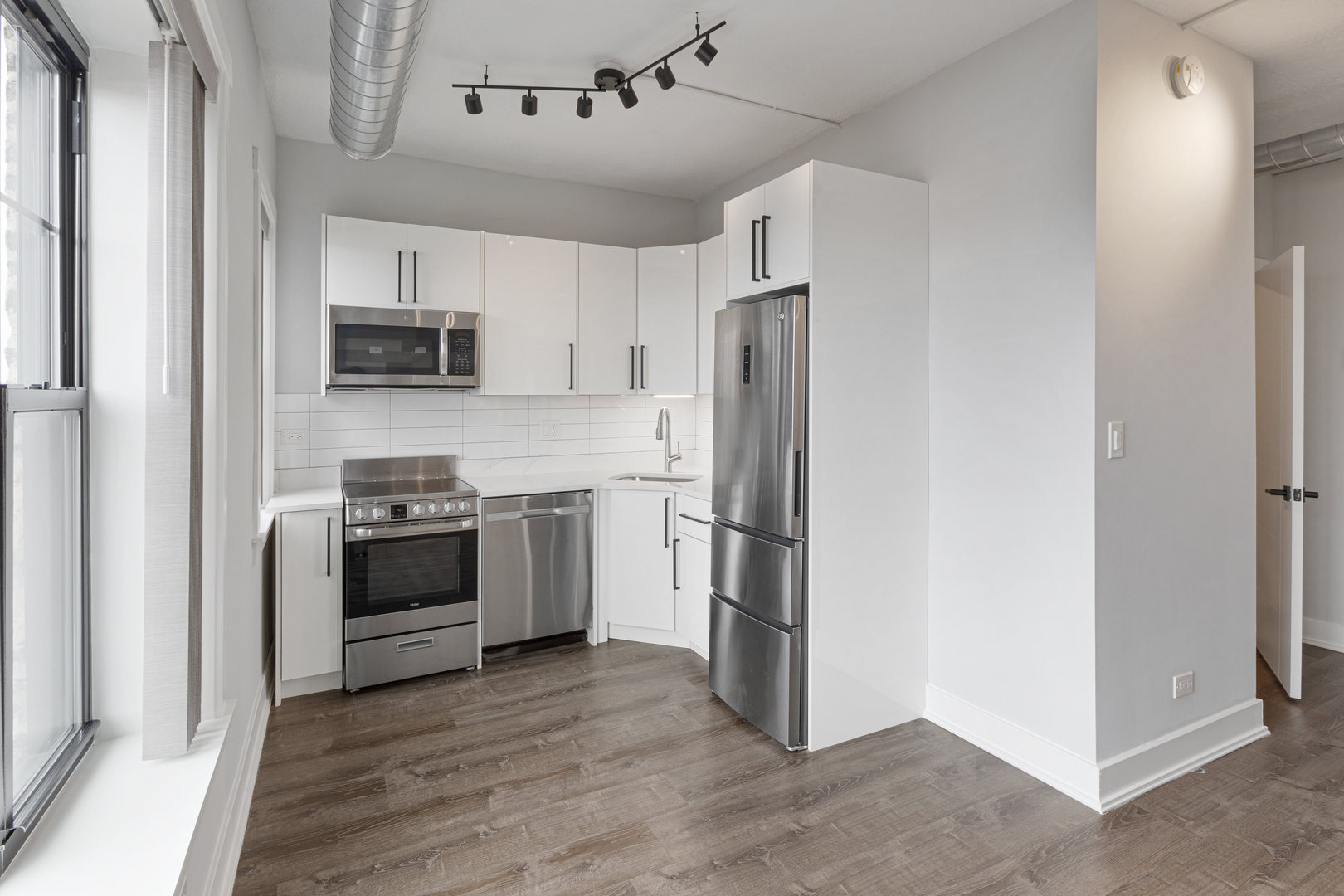 7645 North Sheridan Road, Unit 406 Chicago, IL 60626 - Photo 2 of 14