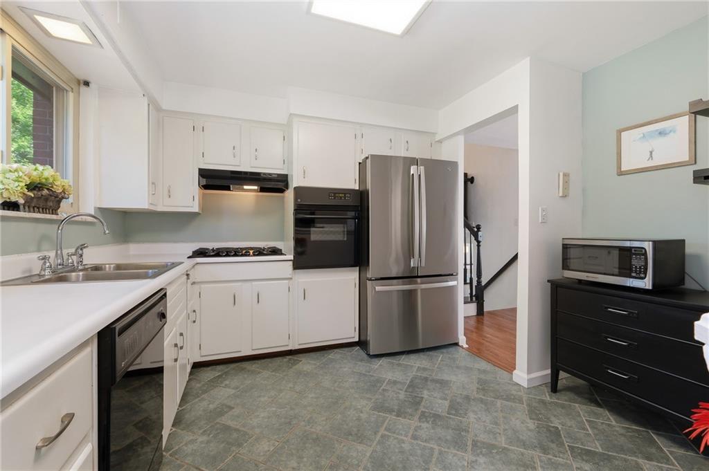 1525 Anderson Road Pittsburgh, PA 15209 - Photo 15 of 31 The Chef Of The Home Will Love This Neutral Kitchen