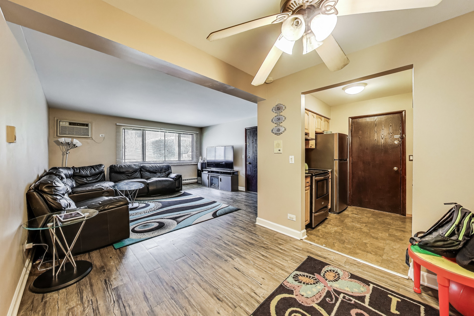 5113 North East River Road, Unit 1M Chicago, IL 60656 - Photo 11 of 25 a living room with furniture
