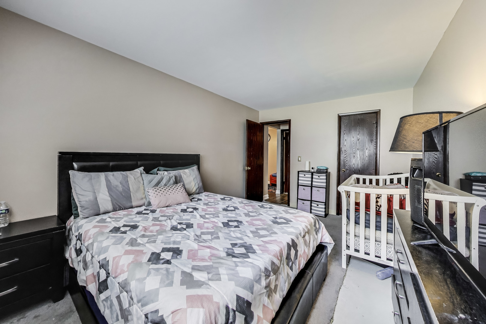 5113 North East River Road, Unit 1M Chicago, IL 60656 - Photo 15 of 25 a bedroom with a bed and a mirror