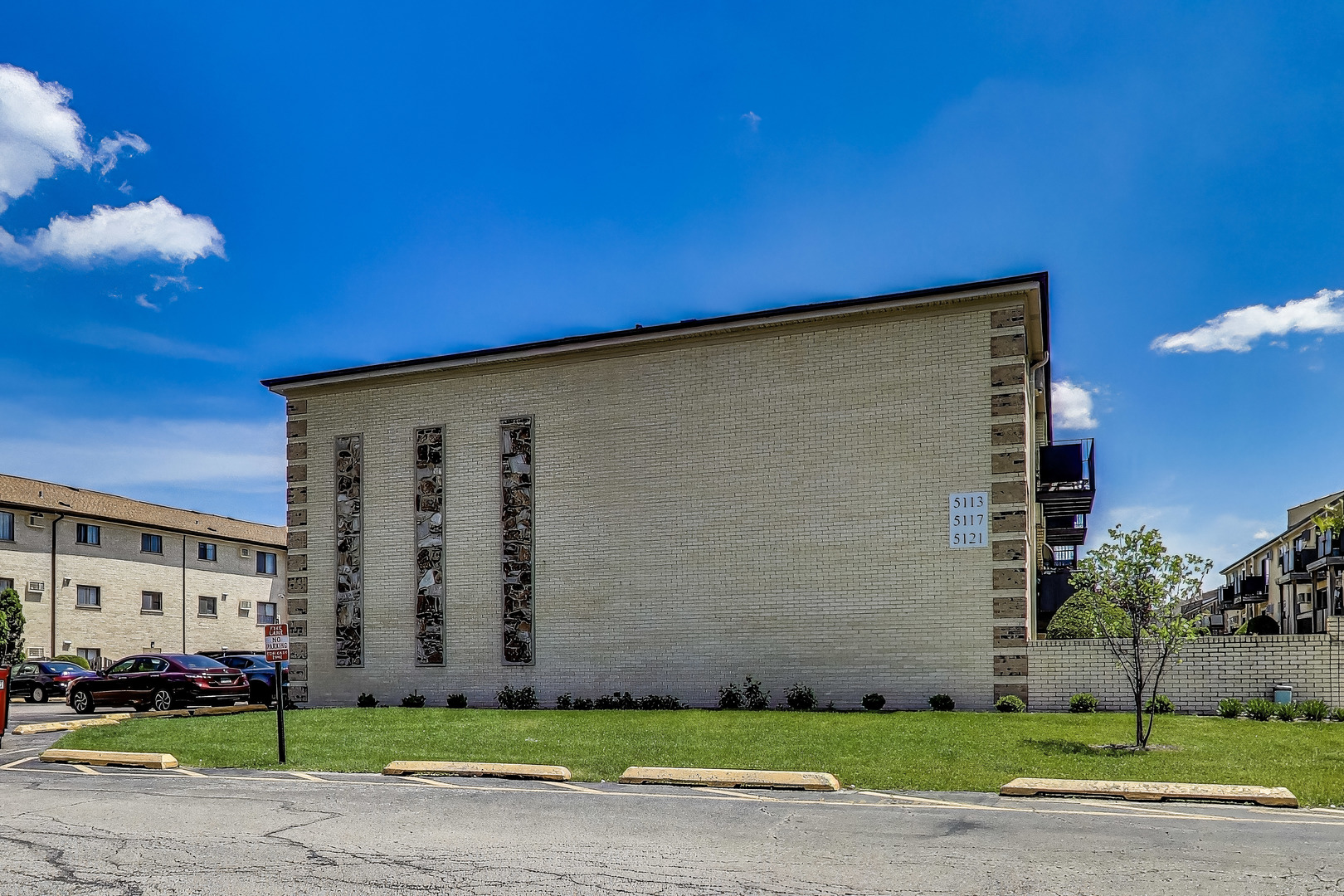 5113 North East River Road, Unit 1M Chicago, IL 60656 - Photo 3 of 25 a view of a building with a yard