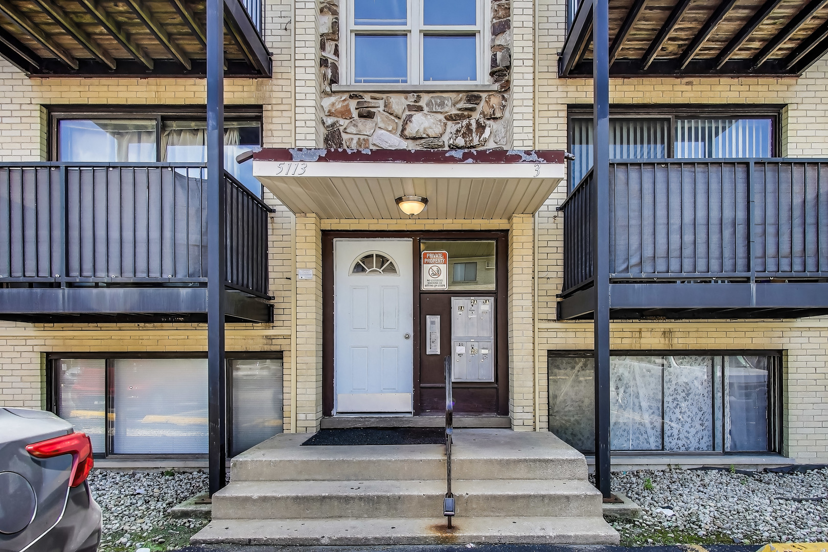 5113 North East River Road, Unit 1M Chicago, IL 60656 - Photo 5 of 25 a view of entrance with an entrance to house