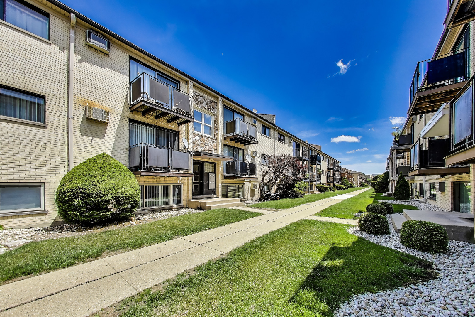 5113 North East River Road, Unit 1M Chicago, IL 60656 - Photo 6 of 25 a view of a house with a yard