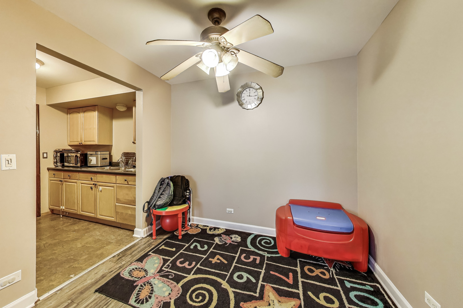 5113 North East River Road, Unit 1M Chicago, IL 60656 - Photo 10 of 25 a living room with furniture