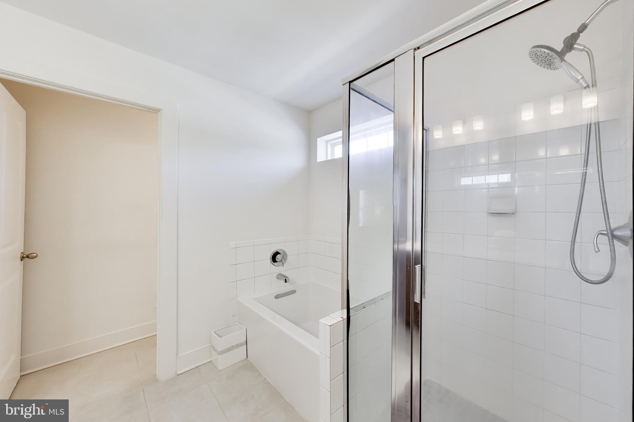 17751 Kingfisher Isle Road Dumfries, VA 22026 - Photo 18 of 38 en-suite bathroom with separate shower & tub