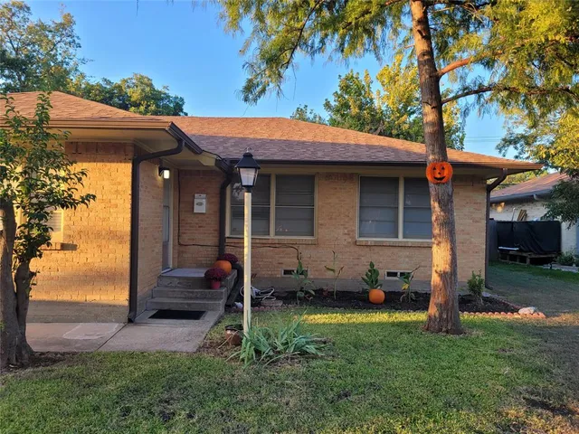 a view of a house with a backyard