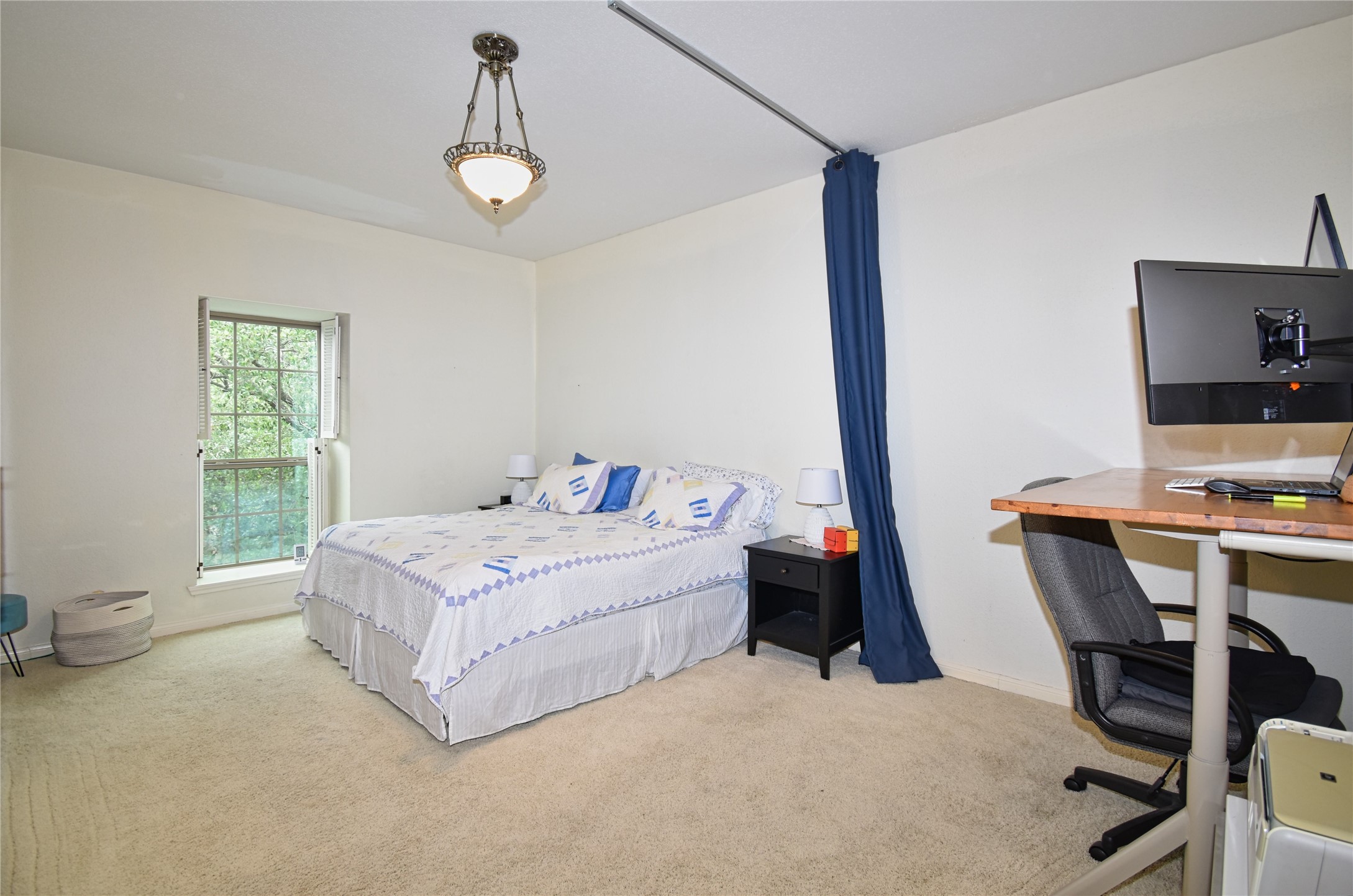 2425 Underwood Street, Unit 346 Houston, TX 77030 - Photo 11 of 30 a room with a bed and a desk