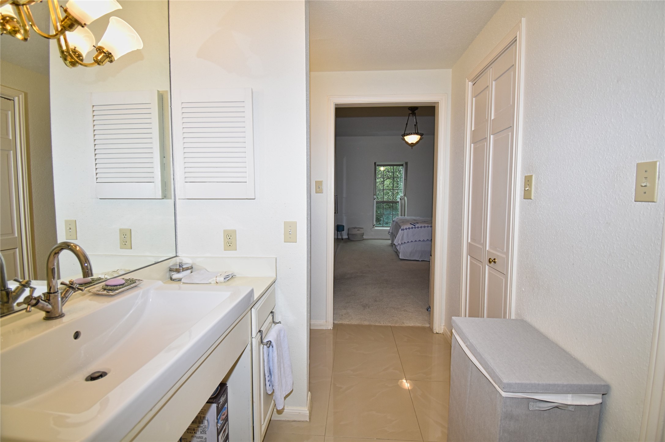 2425 Underwood Street, Unit 346 Houston, TX 77030 - Photo 14 of 30 a en suite bathroom with a sink and a mirror