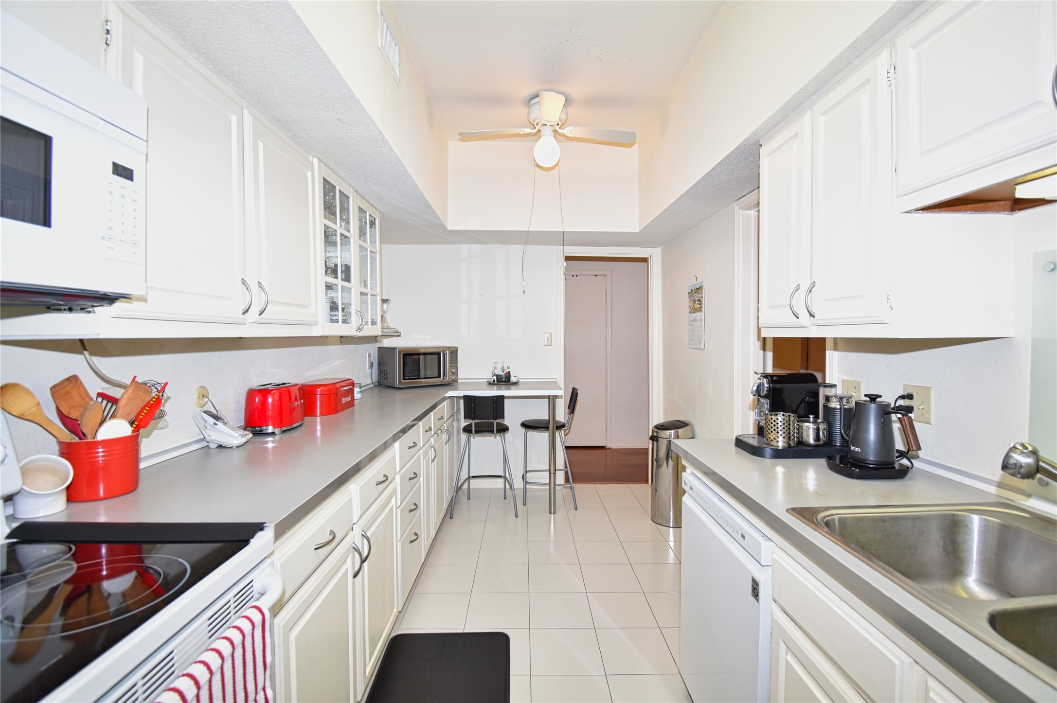 2425 Underwood Street, Unit 346 Houston, TX 77030 - Photo 17 of 30 a kitchen with stainless steel appliances granite countertop a sink a stove and cabinets