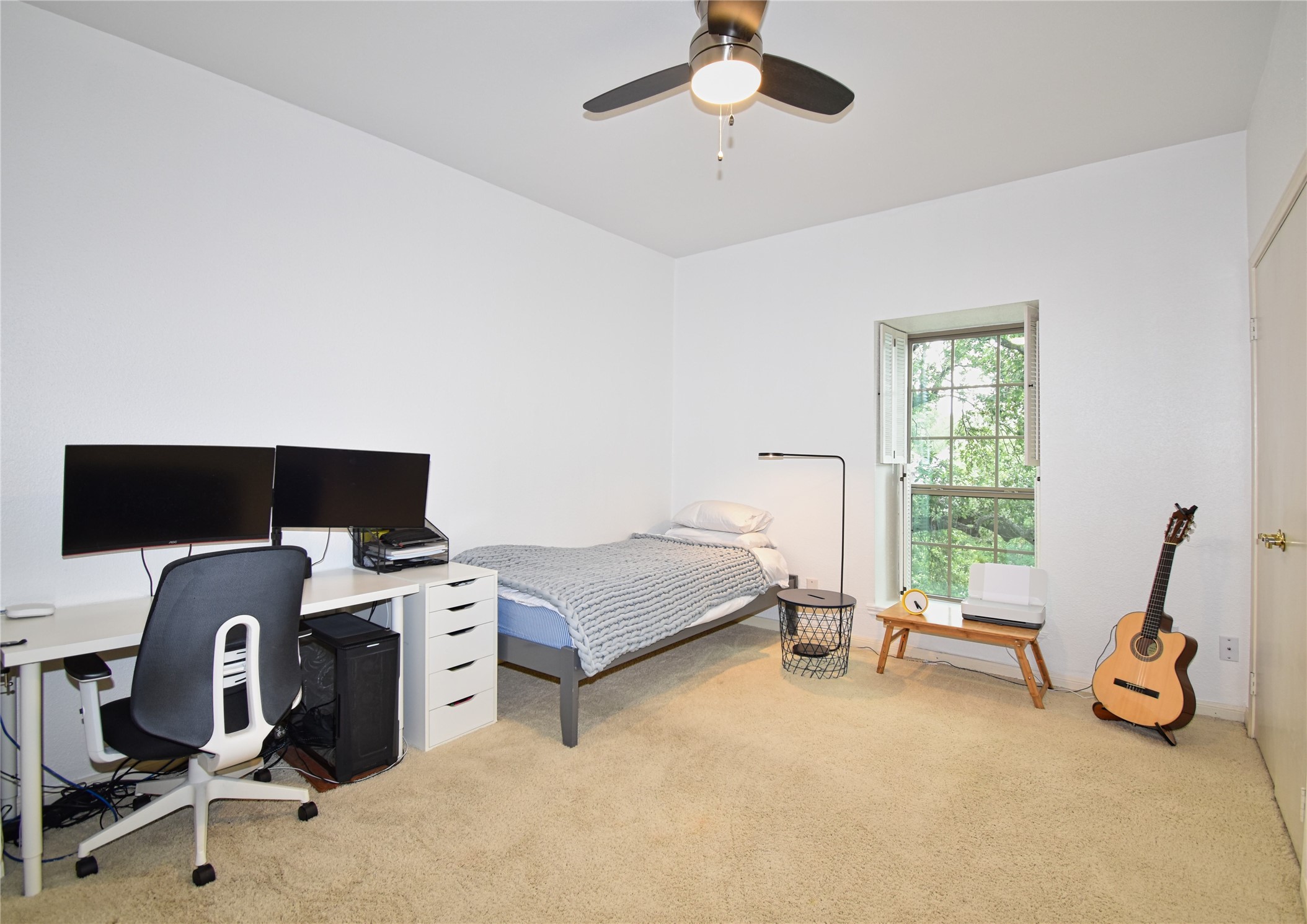 2425 Underwood Street, Unit 346 Houston, TX 77030 - Photo 19 of 30 a bedroom with bed and a chandelier