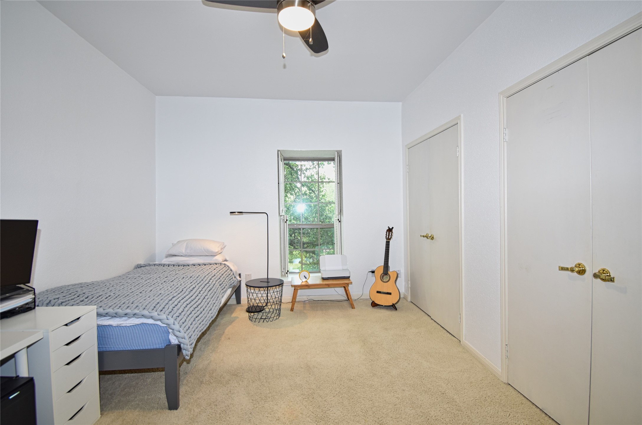 2425 Underwood Street, Unit 346 Houston, TX 77030 - Photo 20 of 30 a bedroom with a bed and a chandelier