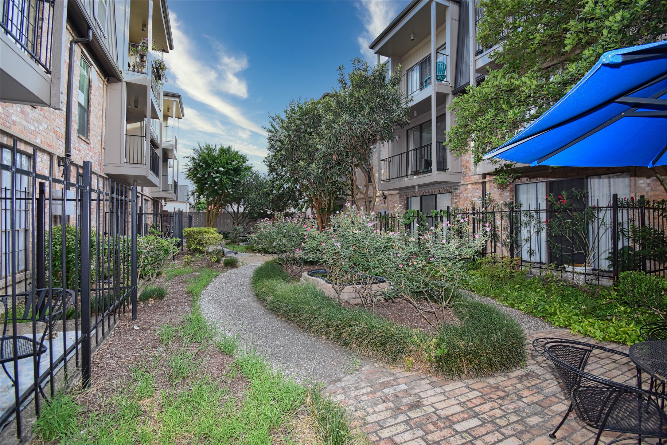 2425 Underwood Street, Unit 346 Houston, TX 77030 - Photo 26 of 30 a view of a house with yard and sitting area