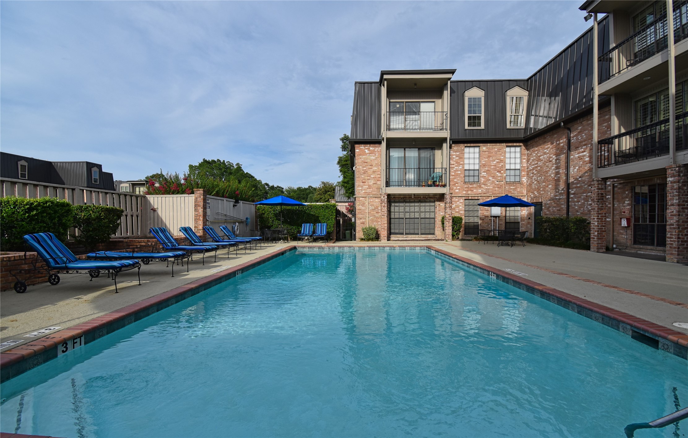 2425 Underwood Street, Unit 346 Houston, TX 77030 - Photo 27 of 30 a view of a swimming pool with lawn chairs and a yard