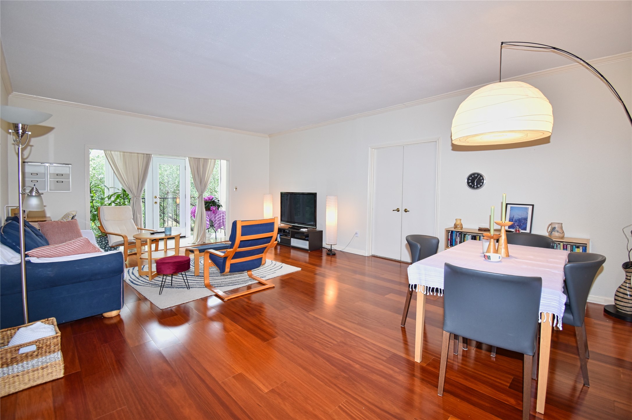 2425 Underwood Street, Unit 346 Houston, TX 77030 - Photo 4 of 30 a living room with furniture and a wooden floor