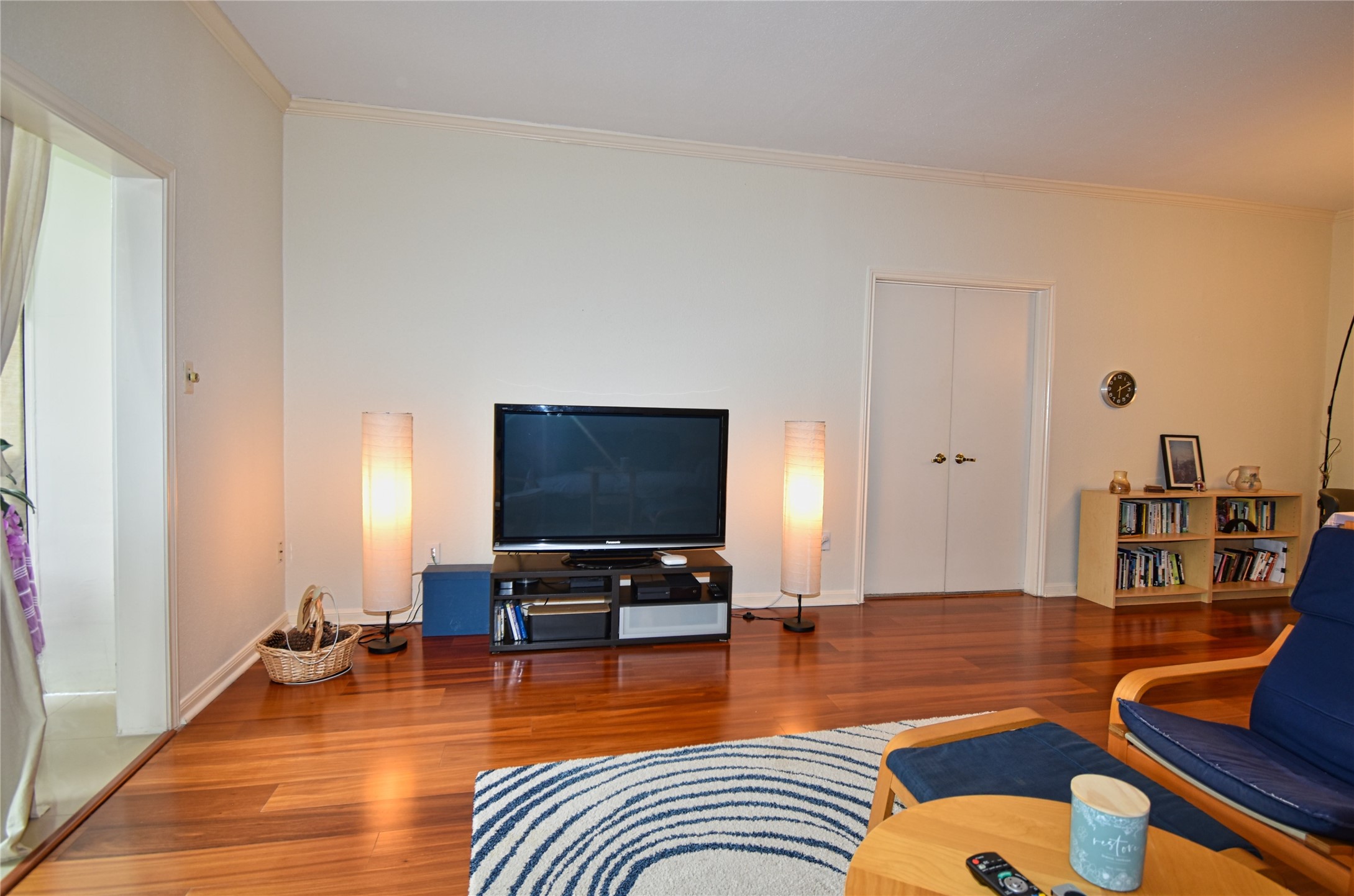 2425 Underwood Street, Unit 346 Houston, TX 77030 - Photo 9 of 30 a living room with furniture and a flat screen tv