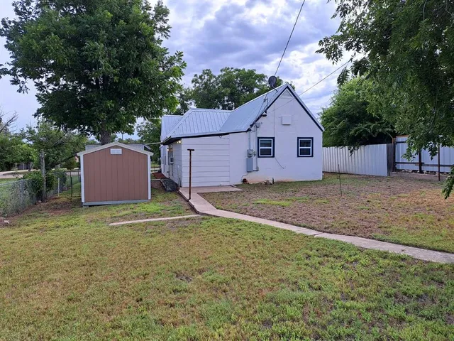 $165,000 | 406 North 6th Street, Ballinger, TX 76821