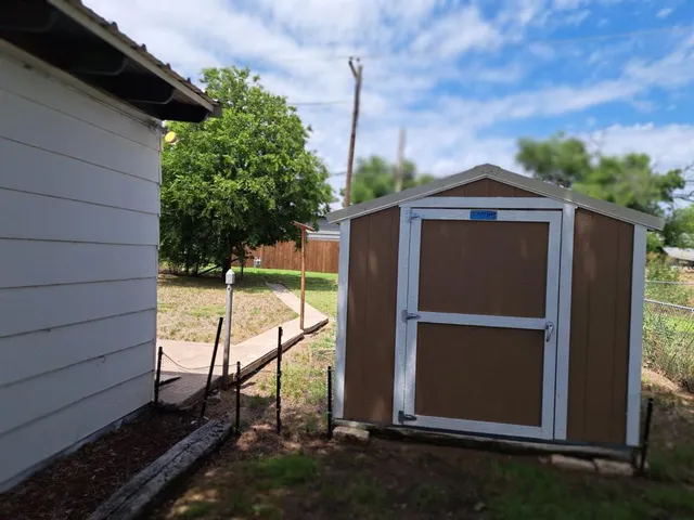 $165,000 | 406 North 6th Street, Ballinger, TX 76821