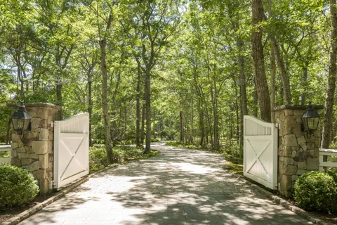 $17,950,000 | 58 Wainscott Stone Road, Wainscott, NY 11975