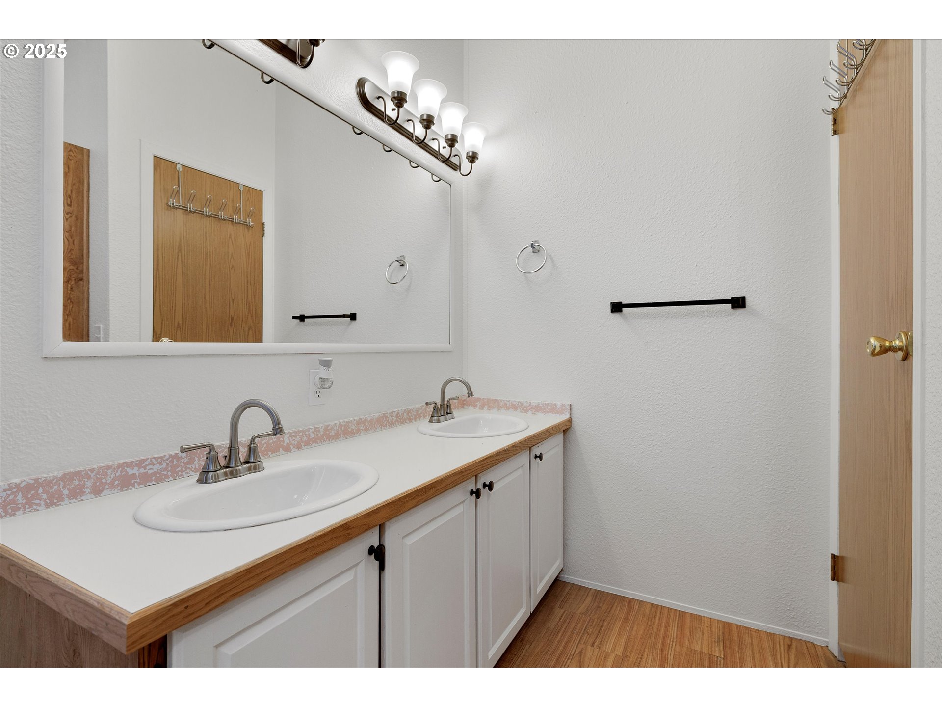507 North 19th Avenue, Unit 60 Cornelius, OR 97113 - Photo 17 of 28 a bathroom with a sink and a mirror