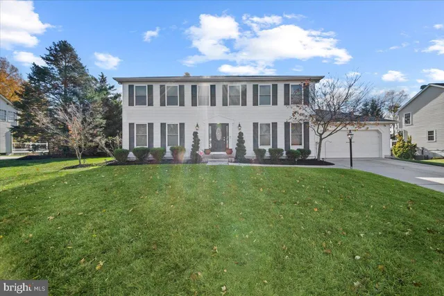 a view of house with backyard and garden