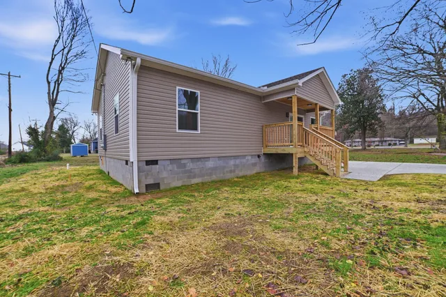 a view of a house with backyard