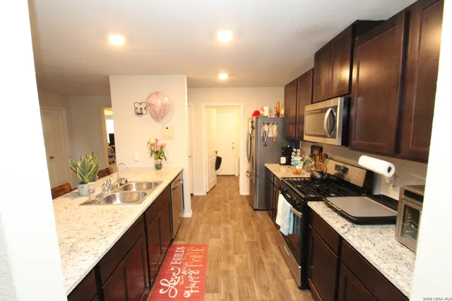 $2,100 | 1042 Andean Emerald, San Antonio, TX 78253