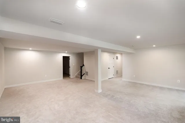 an empty room with window and pillar in it