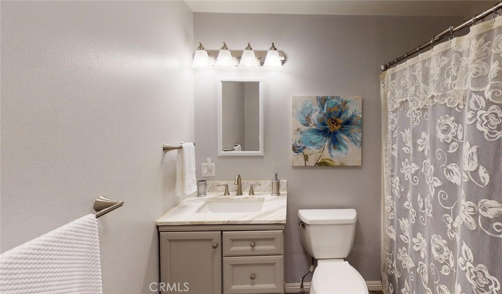 565 5th Avenue Orland, CA 95963 - Photo 14 of 18 Guest Bath