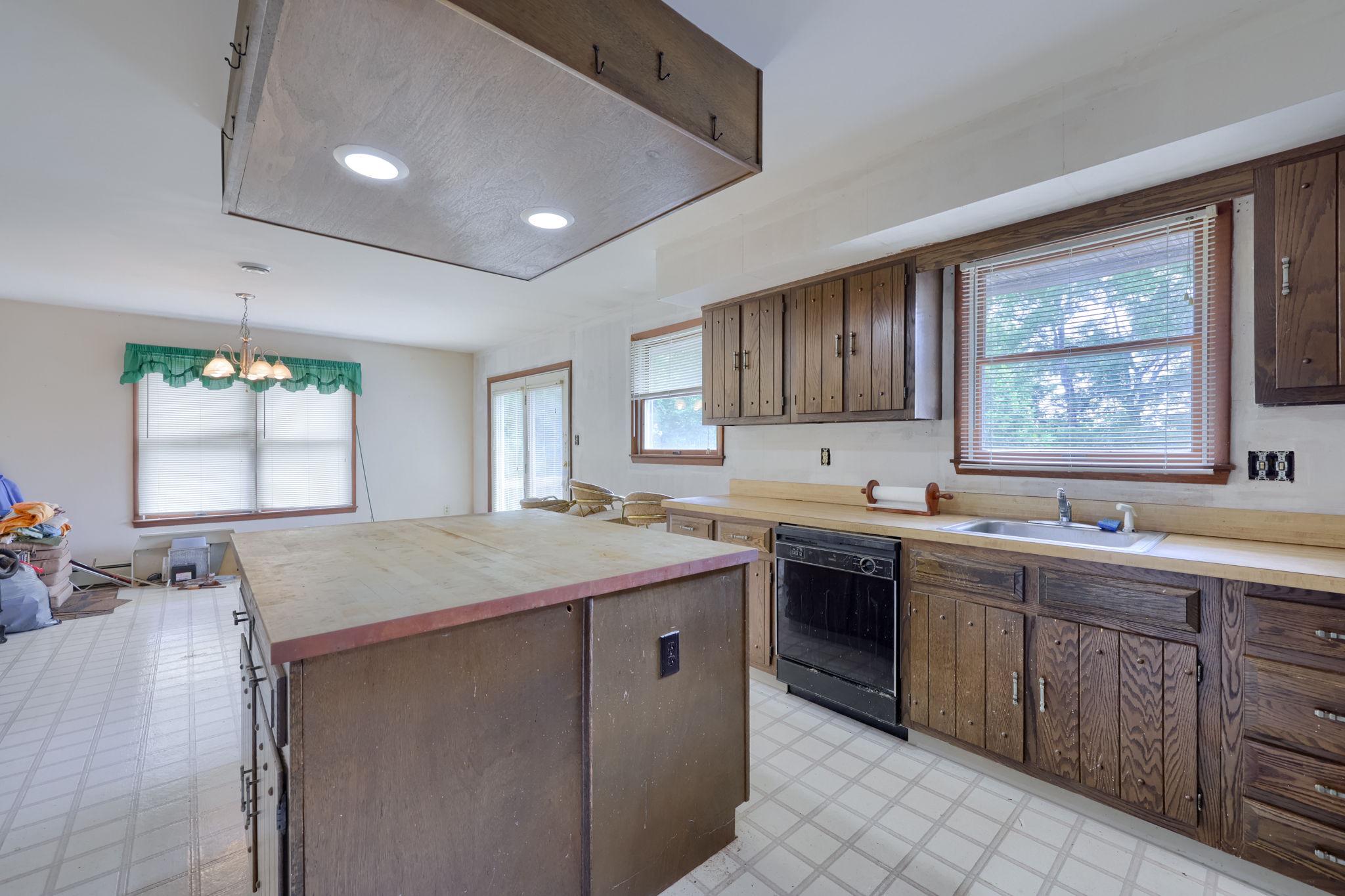 49 Preston Road Reading, PA 19608 - Photo 19 of 42 Kitchen w/ large island