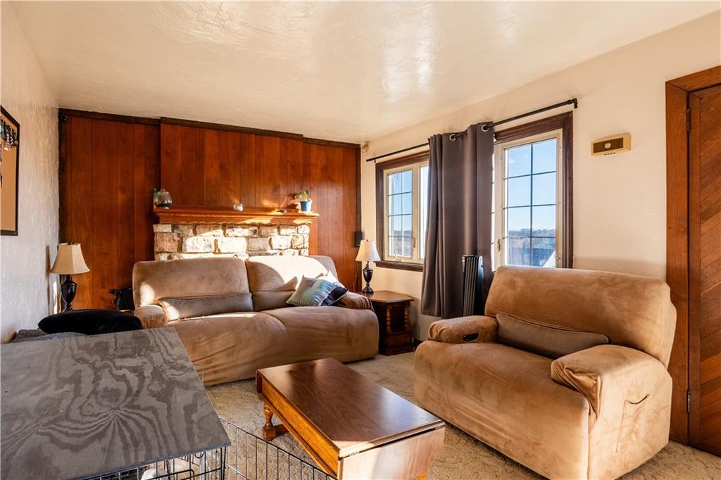 1631 Elderslee Road Pittsburgh, PA 15227 - Photo 8 of 31 Livning Room