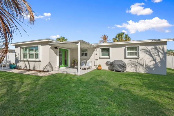 a view of a house with a backyard