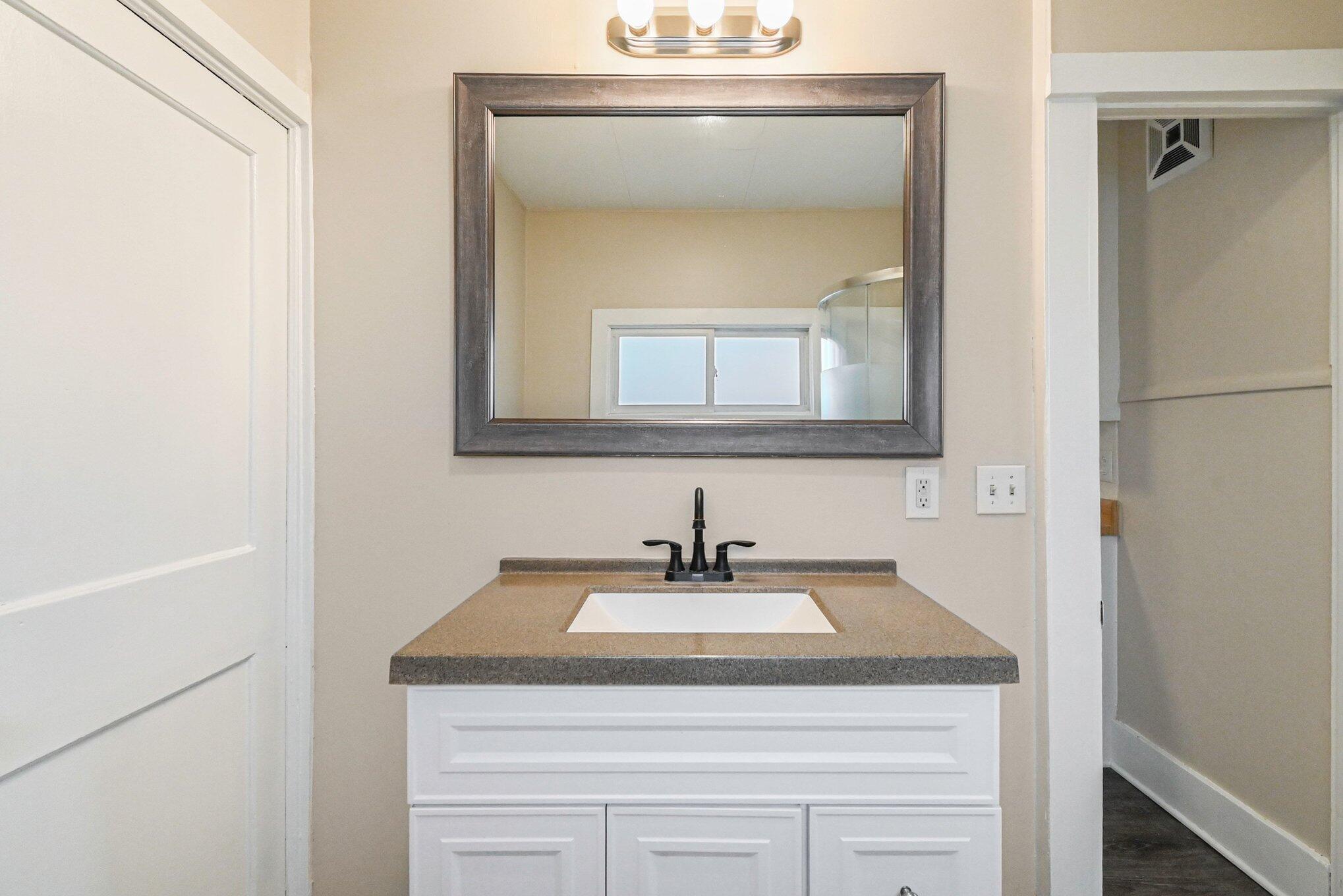 1015 Pearl Street Lansing, MI 48906 - Photo 8 of 17 011_file_5706