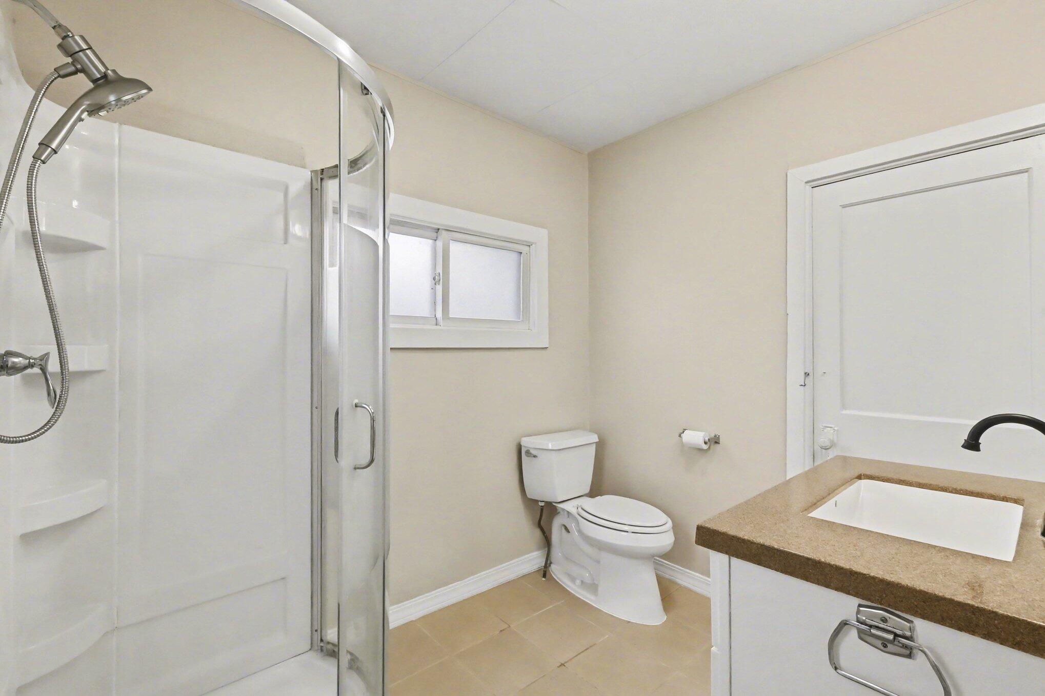 1015 Pearl Street Lansing, MI 48906 - Photo 9 of 17 010_file_7591