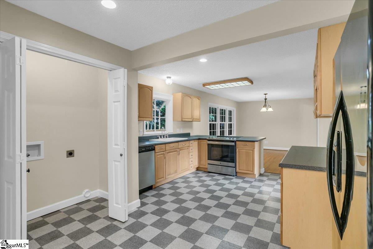 207 Forest Drive Easley, SC 29640 - Photo 2 of 29