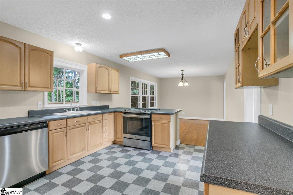 207 Forest Drive Easley, SC 29640 - Photo 4 of 29