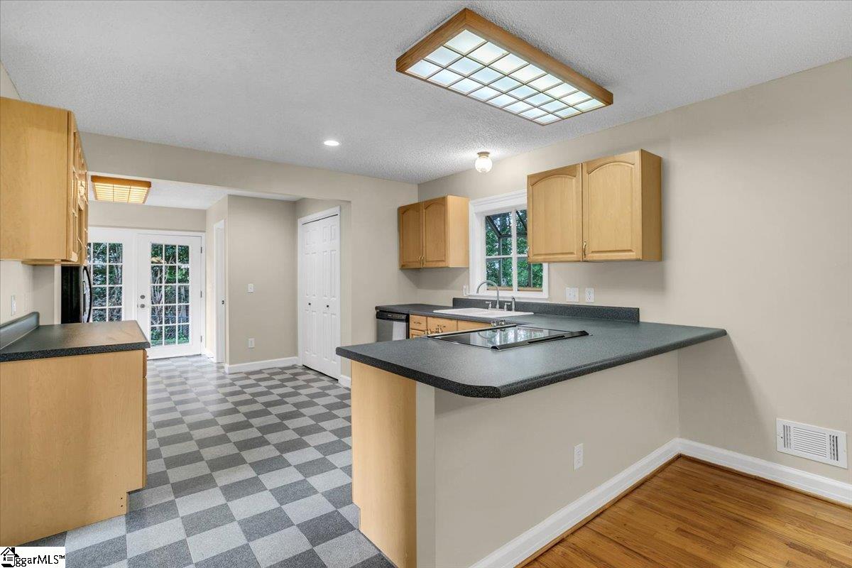 207 Forest Drive Easley, SC 29640 - Photo 5 of 29