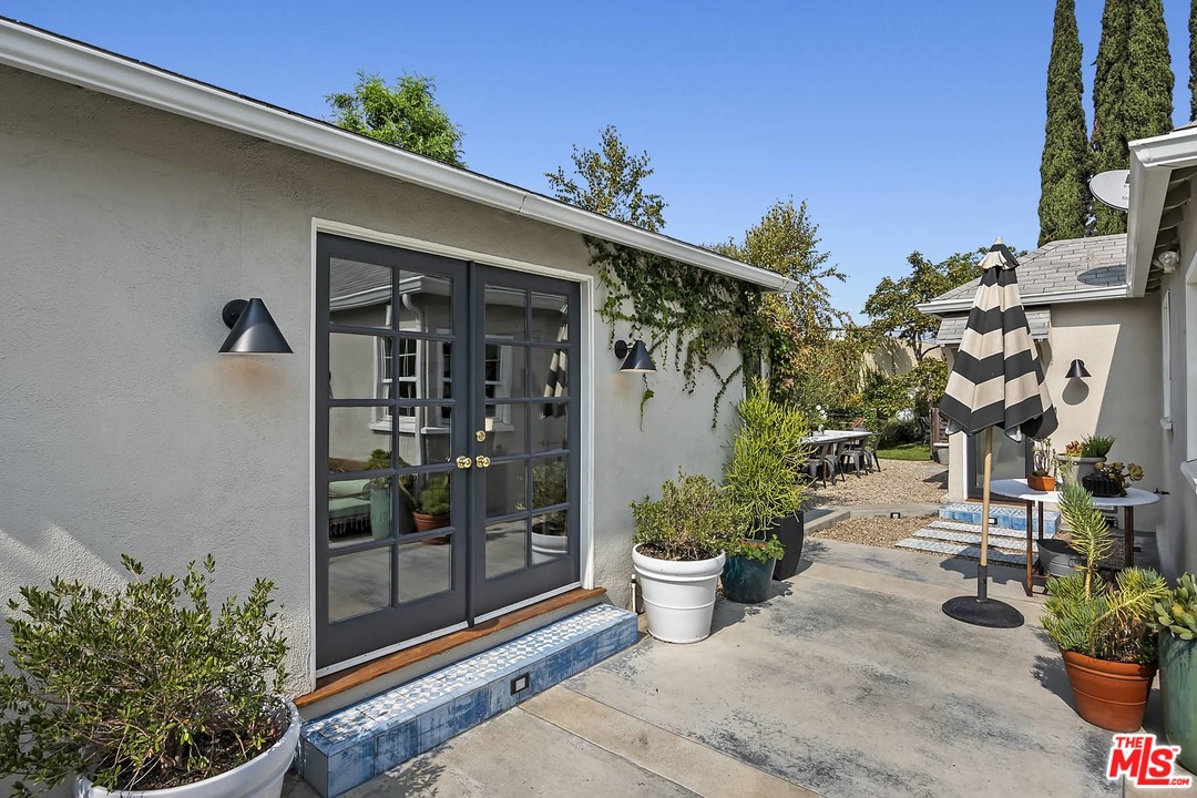 2801 West Silver Drive Los Angeles, CA 90039 - Photo 18 of 34 a view of a small building in the backyard