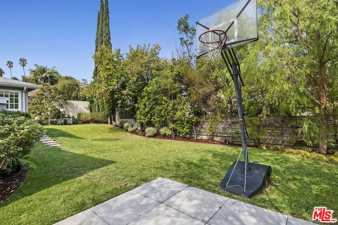 2801 West Silver Drive Los Angeles, CA 90039 - Photo 26 of 34 a view of a back yard