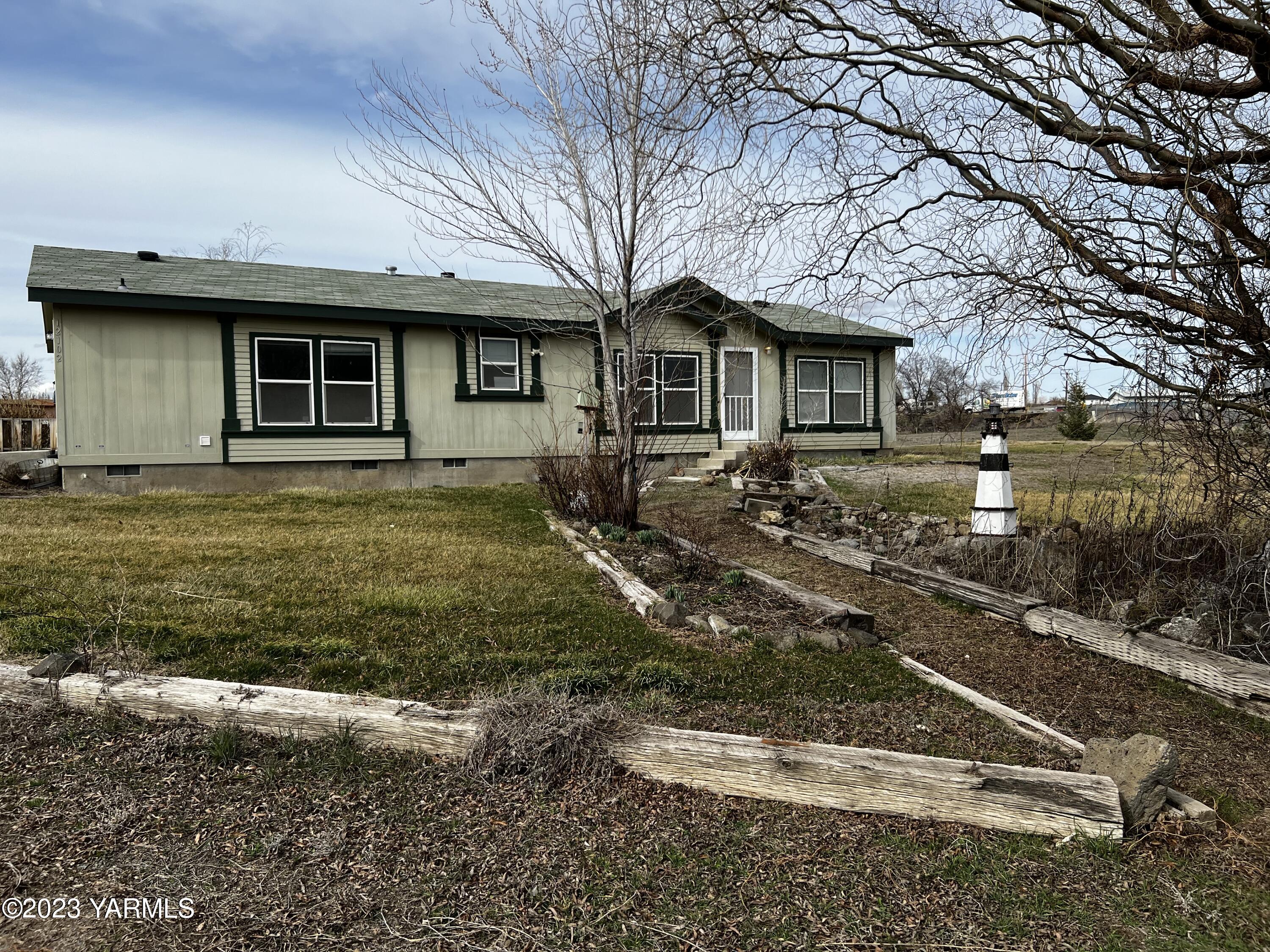 a view of a house with a yard