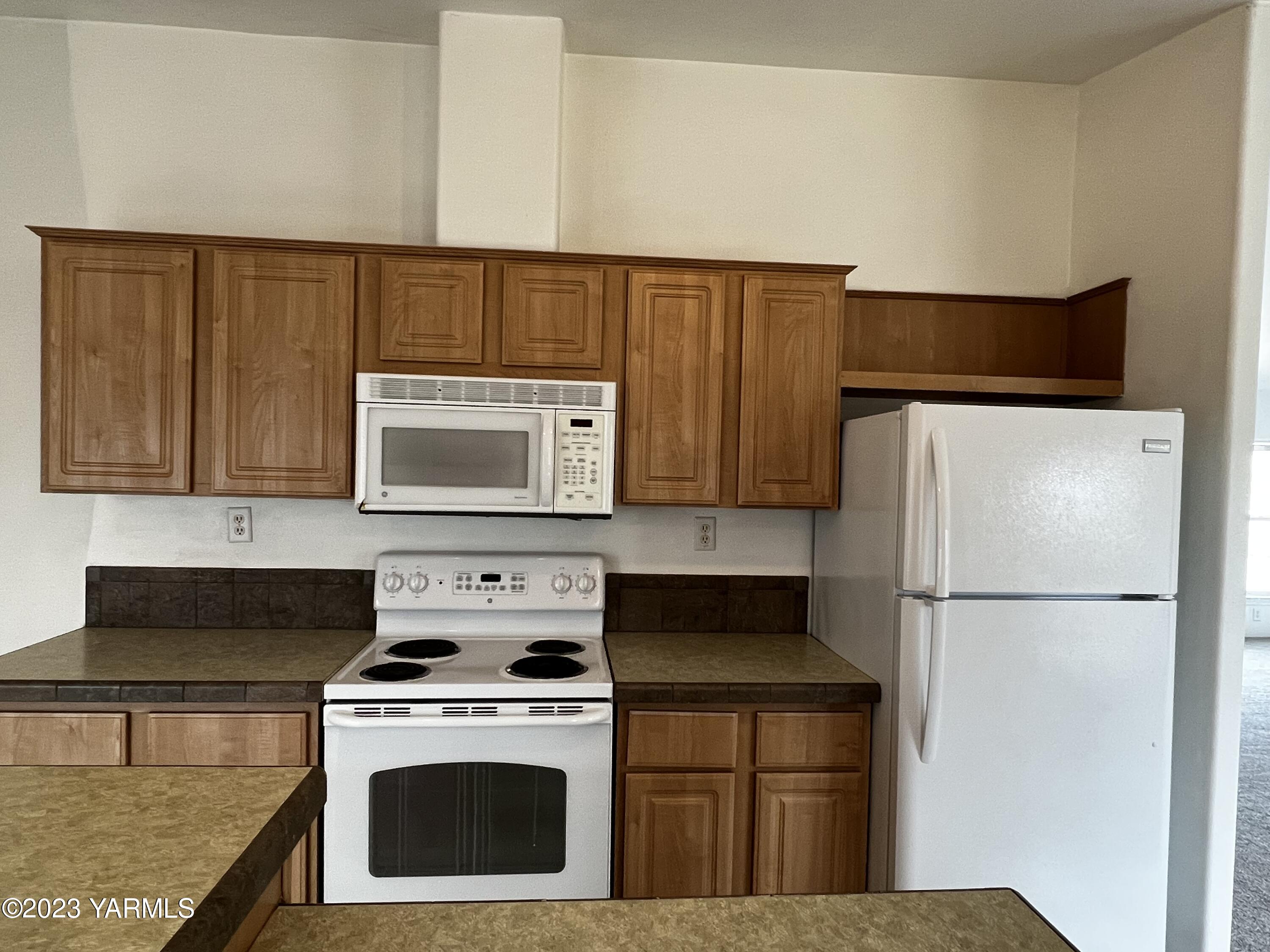 12102 North Hinzerling Road Prosser, WA 99350 - Photo 18 of 43 a kitchen with a stove a refrigerator and a sink