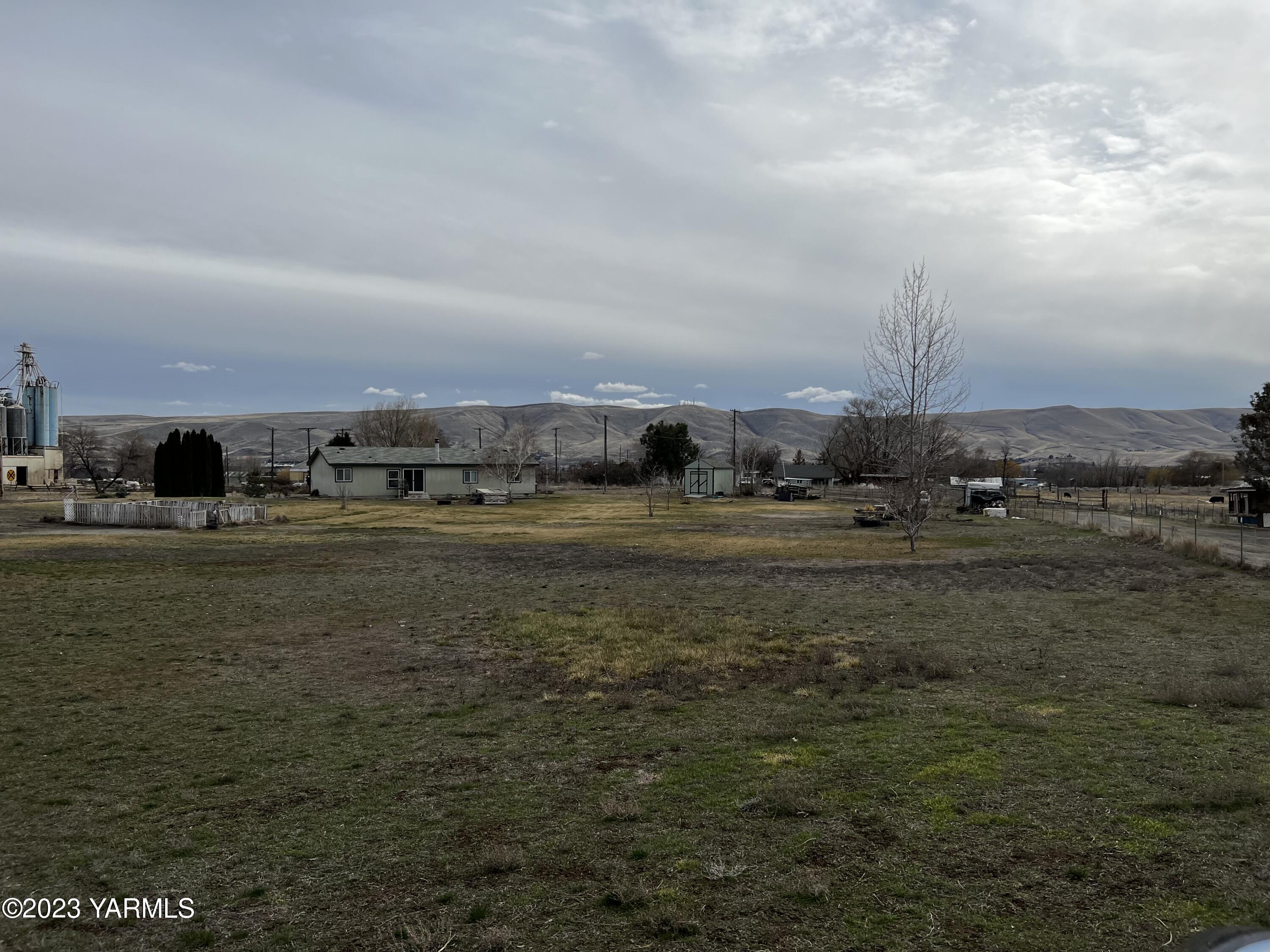 12102 North Hinzerling Road Prosser, WA 99350 - Photo 36 of 43 a view of a big yard