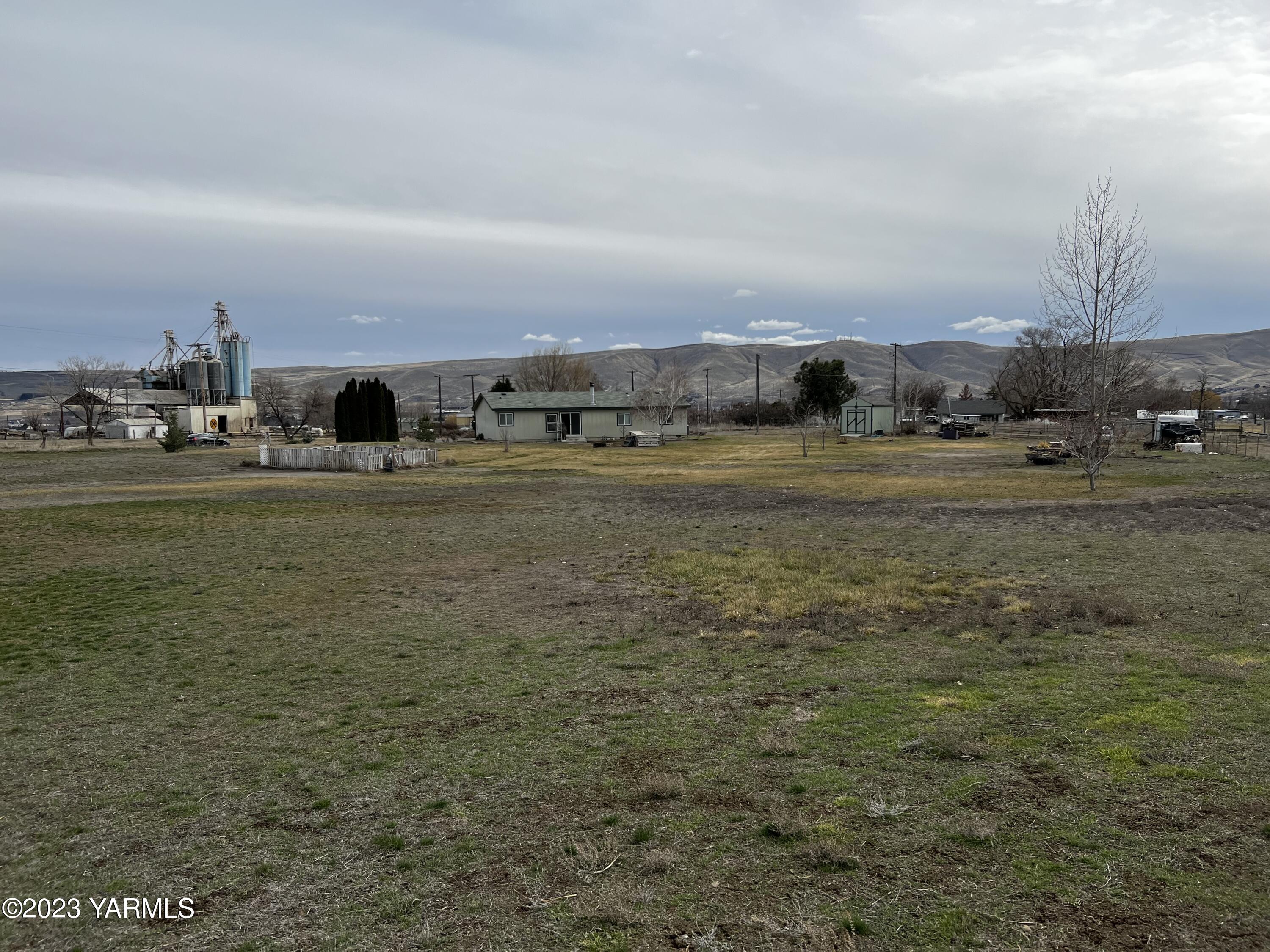 12102 North Hinzerling Road Prosser, WA 99350 - Photo 37 of 43 a view of an ocean and beach