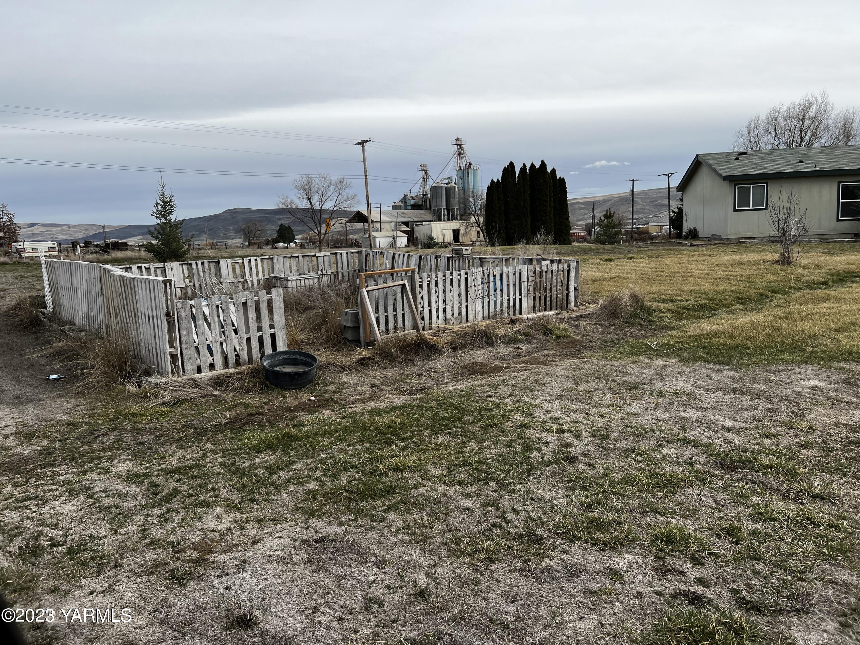 12102 North Hinzerling Road Prosser, WA 99350 - Photo 40 of 43 a view of a dry yard with wooden fence