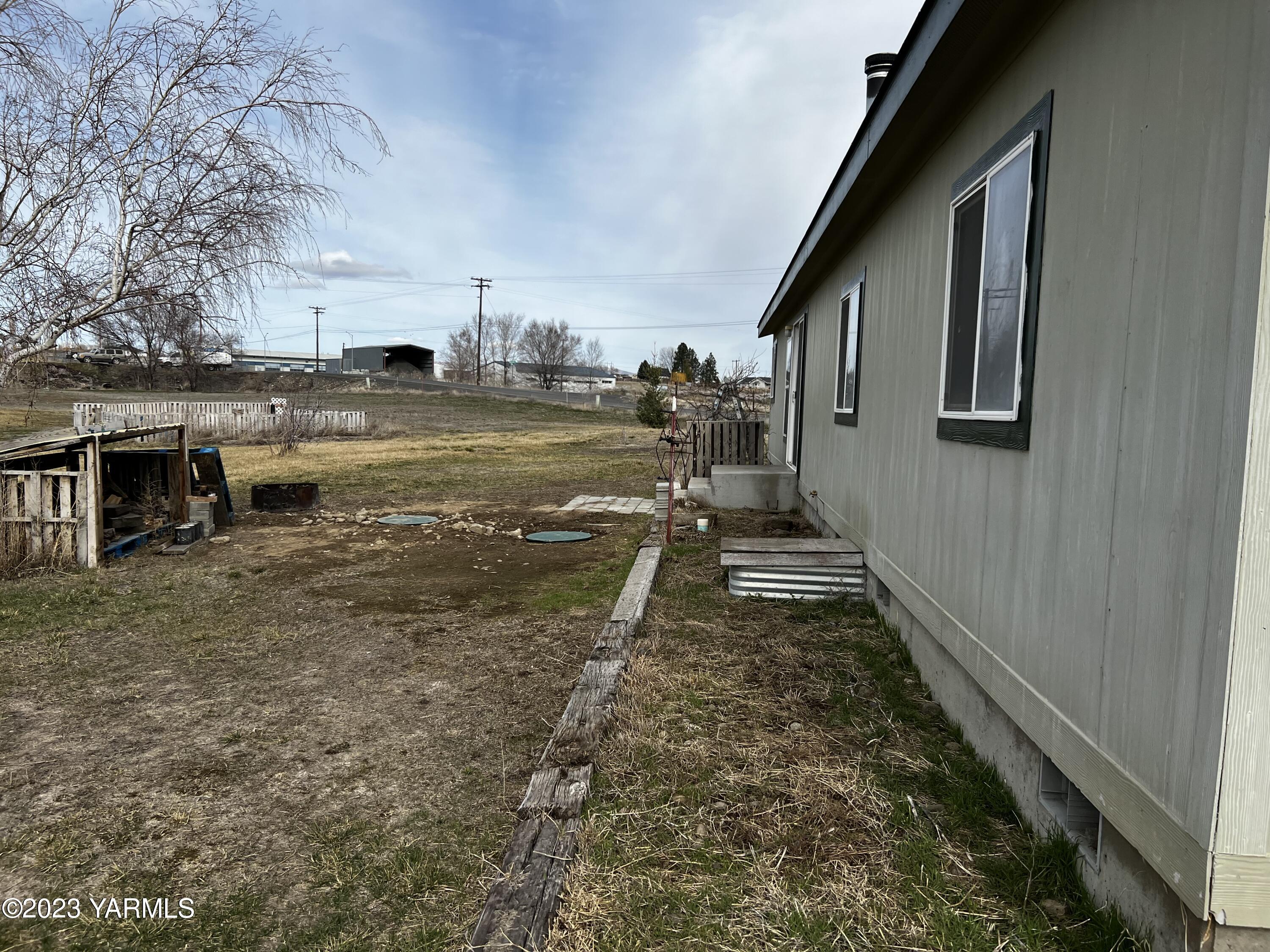 12102 North Hinzerling Road Prosser, WA 99350 - Photo 4 of 43 a view of a backyard with pathway