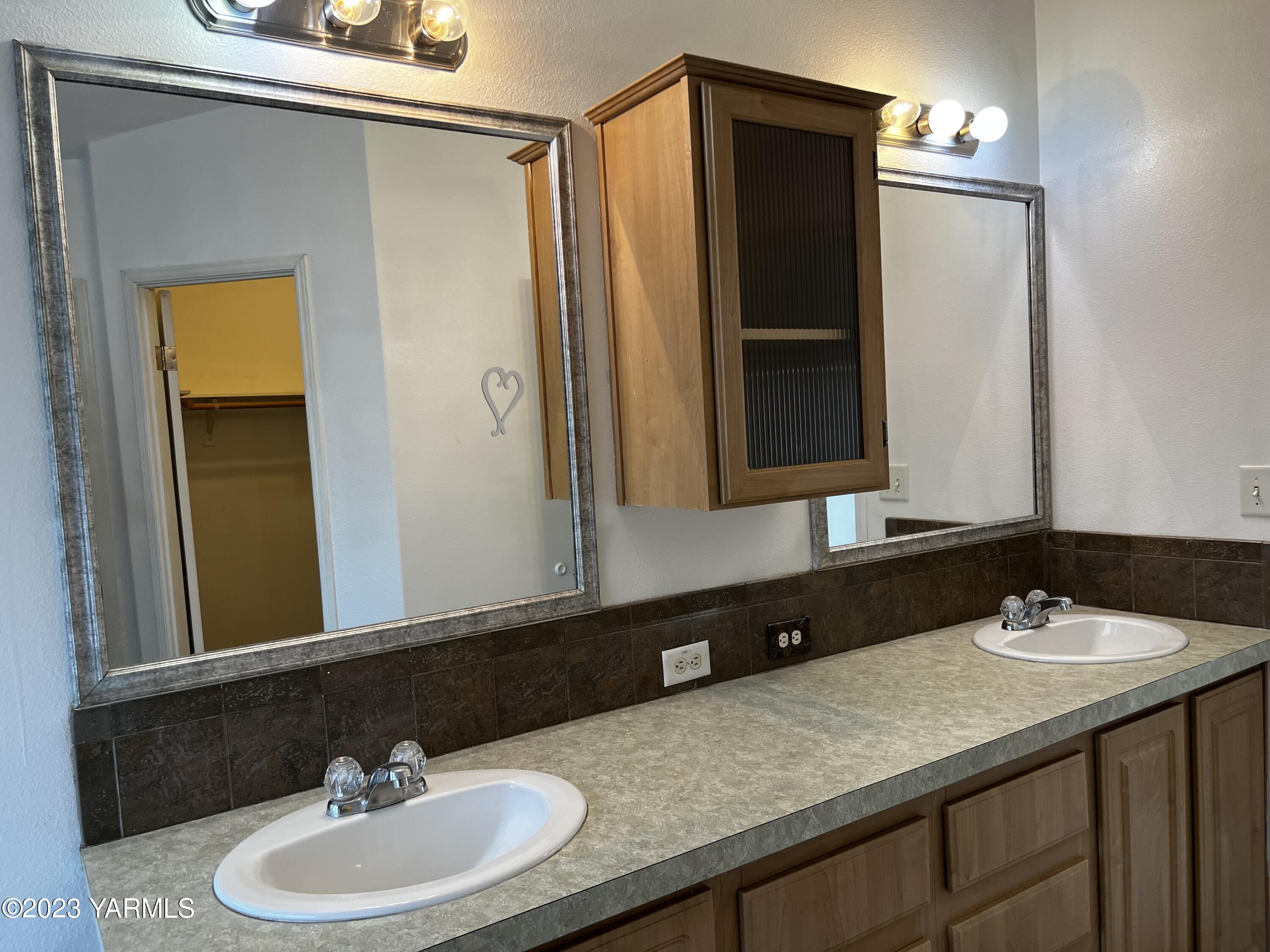 12102 North Hinzerling Road Prosser, WA 99350 - Photo 5 of 43 a bathroom with a sink and a mirror