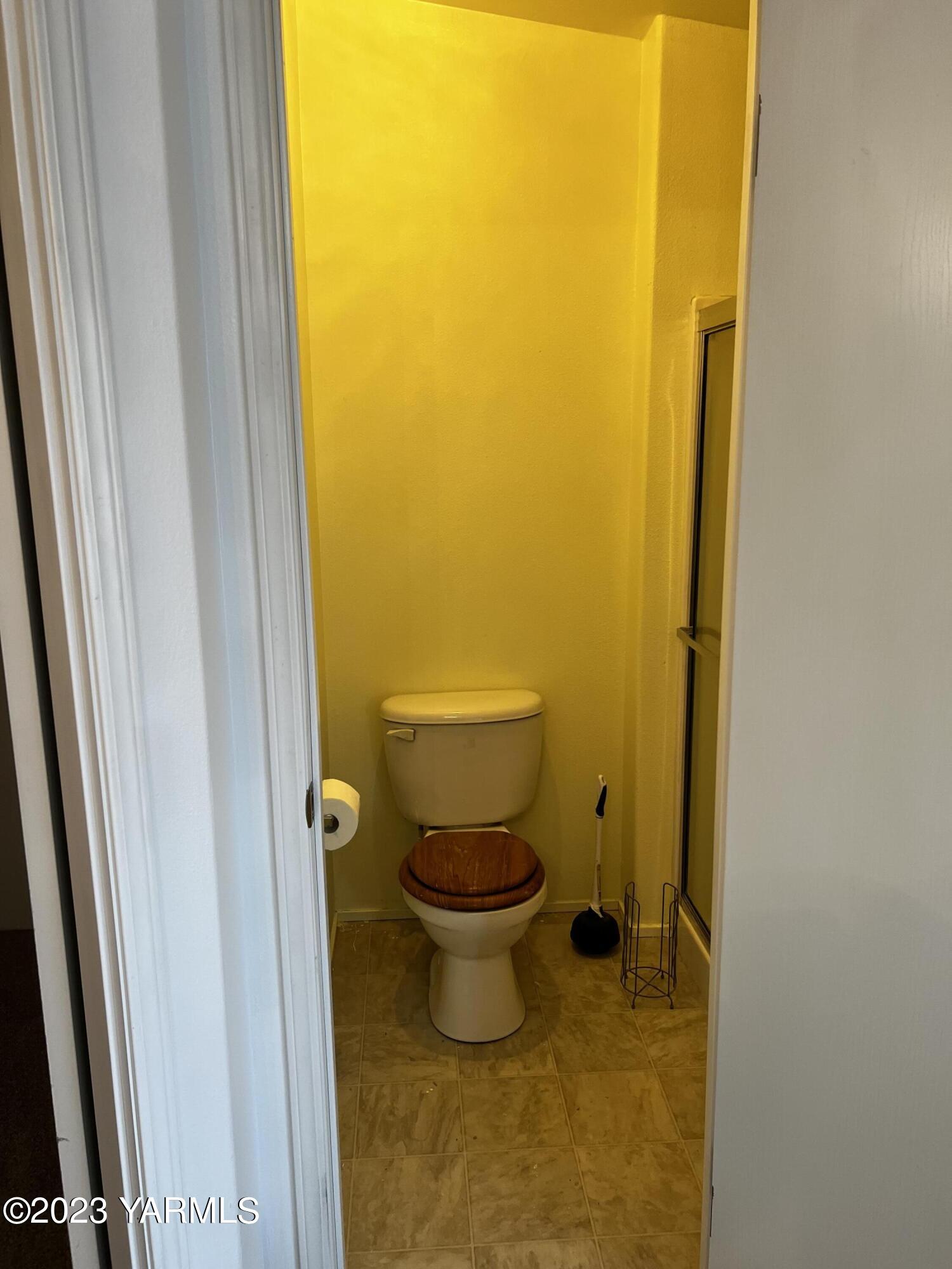 12102 North Hinzerling Road Prosser, WA 99350 - Photo 6 of 43 a bathroom with a sink and a toilet